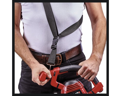 Osoba s fúkačom lístia s popruhom na pohodlné záhradníctvo