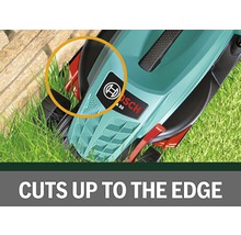 Detailný pohľad na kosačku na trávu pri kosení okrajov.