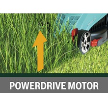 Kosačka na trávu kosí vysokú trávu s motorom Powerdrive