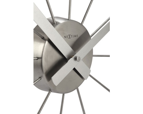 Detailný záber nástenných hodín Nextime s ručičkami a lúčmi