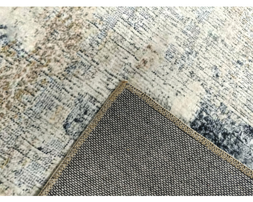 Koberec s abstraktným vzorom