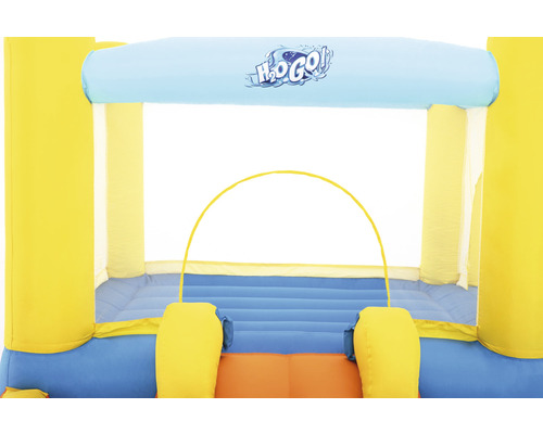 Detailný pohľad na nafukovací skákací hrad do záhrady.