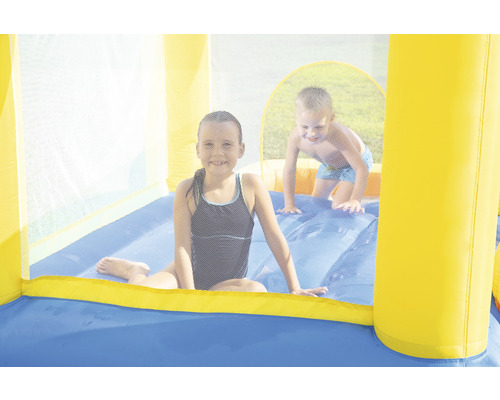 Nafukovací skákací hrad s hrajúcimi sa deťmi