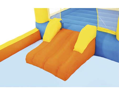 Detail nafukovacieho skákacieho hradu so šmýkačkou