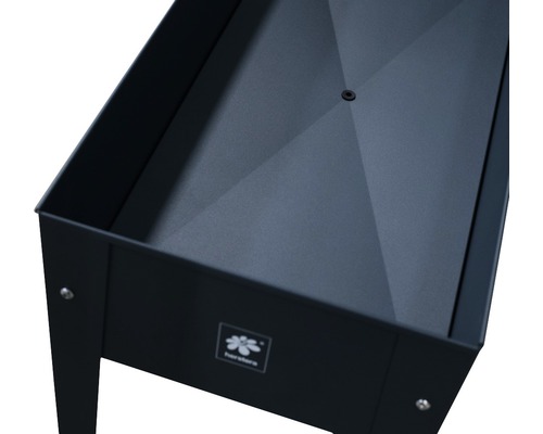 Kovový vyvýšený záhon s odvodňovacím otvorom a logom výrobcu