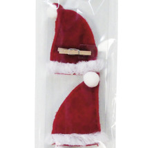 Dve mini čiapky Santa Clausa so štipcami na bielizeň na dekoráciu