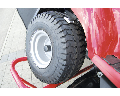 Pneumatika záhradného traktora upevnená popruhom