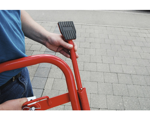 Obsluha ovláda oceľovú parkovaciu zábranu.