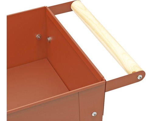 Detailný pohľad na kovovú debnu na náradie s drevenou rukoväťou