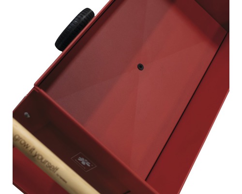 Detailný pohľad na červený vozík s rúčkou a kolieskom