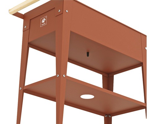 Detailný pohľad na vyvýšený záhon s úložným priestorom.