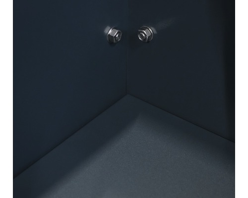 Detailný pohľad na dve skrutky v rohu