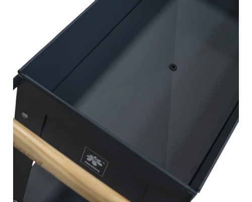 Detailný pohľad na vozík na náradie s drevenou rukoväťou a logom Herstera.