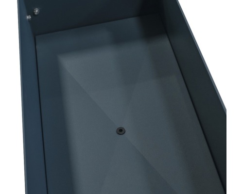 Kovový kvetináč, pohľad zvnútra