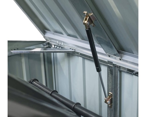 Detail otvorenej záhradnej truhlice s plynovou vzperou na podporu veka