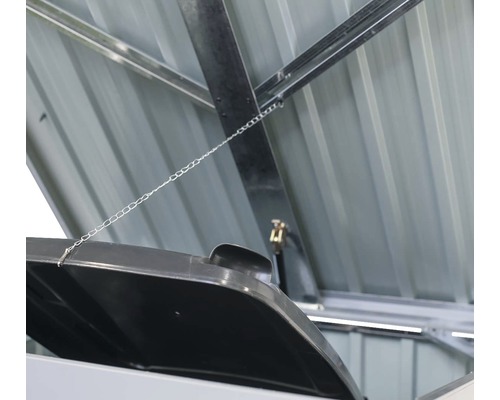 Detailný pohľad na záhradný domček s otvoreným vekom a plynovou pružinou