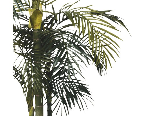 Detailný záber umelej palmy so žltkastým kmeňom a zelenými listami.