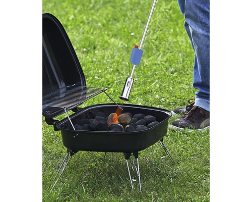 Zapaľovanie dreveného uhlia v grile na drevené uhlie pomocou plynového horáka