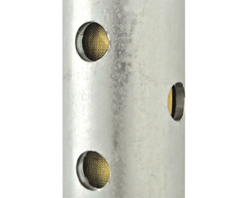 Detailný záber kovovej rúrky s okrúhlymi otvormi pre sito