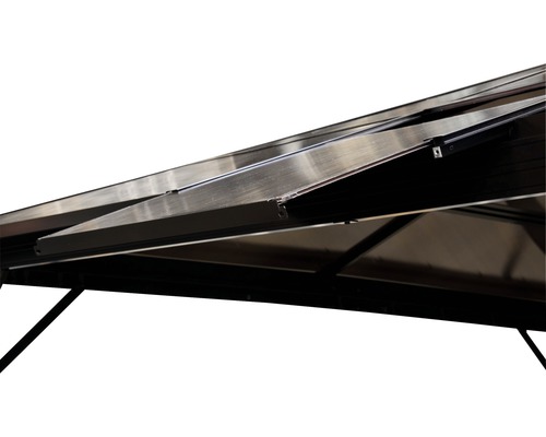 Detailný záber altánku s otvoreným strešným oknom na vetranie