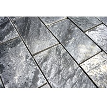 Detailný záber mozaikových dlaždíc z prírodného kameňa