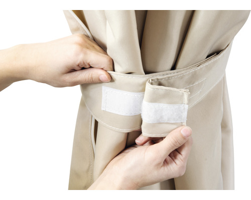 Detail béžovej markízovej tkaniny upevnenej suchým zipsom.