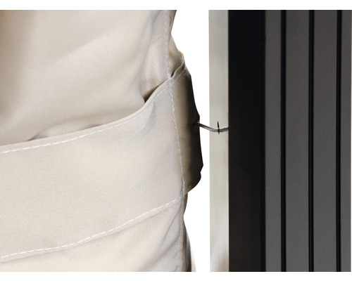 Detail látky s háčikom na upevnenie