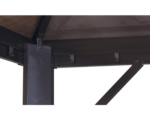 Detailný pohľad na altánok s podpornými piliermi a strešnou konštrukciou