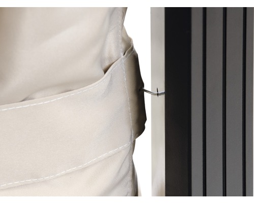 Detailný záber upevneného látkového poťahu s hákom