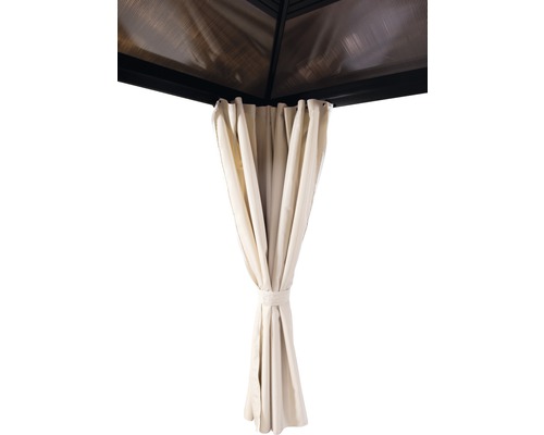 Detailný pohľad na záhradný altánok so závesom