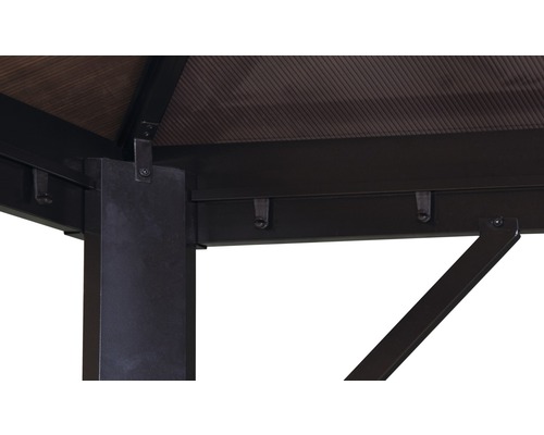 Detailný pohľad na konštrukciu pavilónu s nosníkmi a strechou