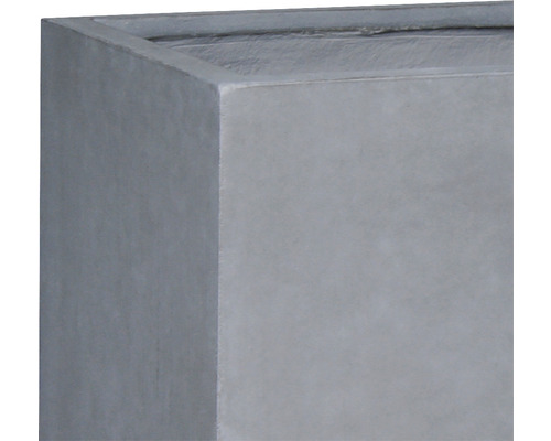 Detailný záber hranatého kvetináča.