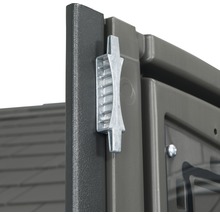 Detailný pohľad na plastový zámok záhradnej skrine