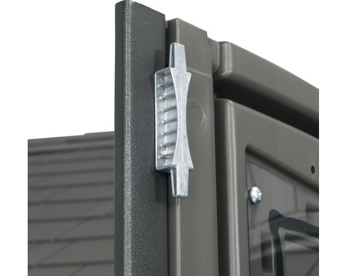 Detailný pohľad na plastový zámok záhradnej skrine