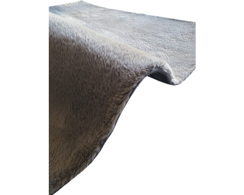 Sivý koberec s imitáciou kožušiny