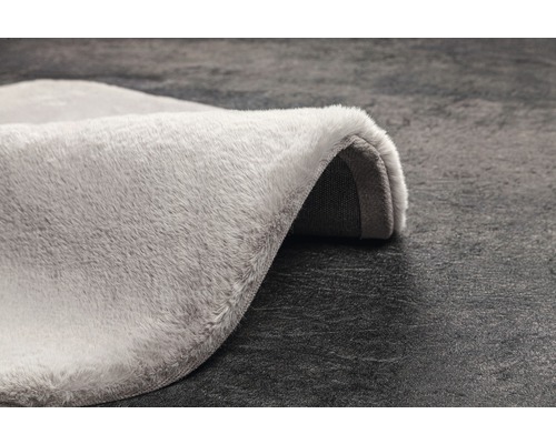 Sivý koberec s vysokým vlasom