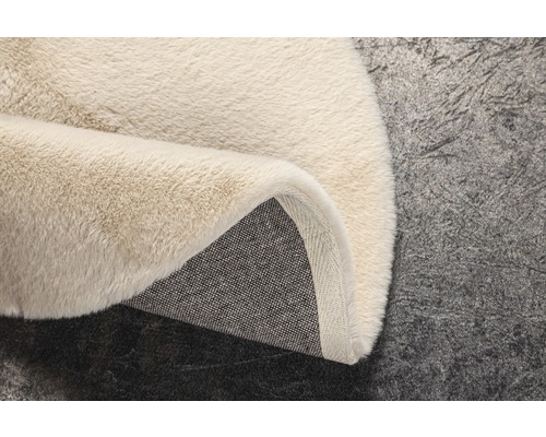 Detail béžového koberca s vysokým vlasom a textilnou zadnou stranou