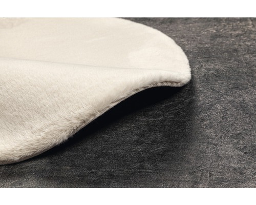 Detailný pohľad na svetlý koberec s mäkkým povrchom