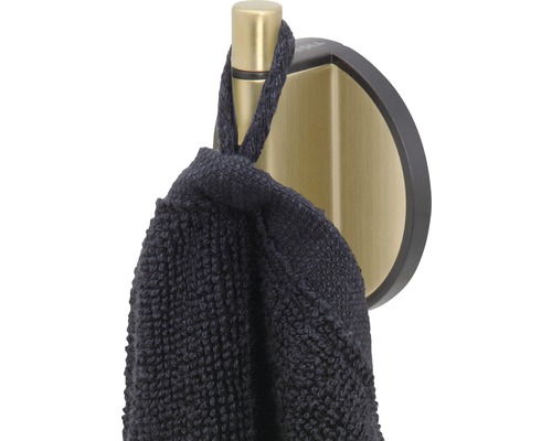 Háčik na uteráky so zaveseným uterákom