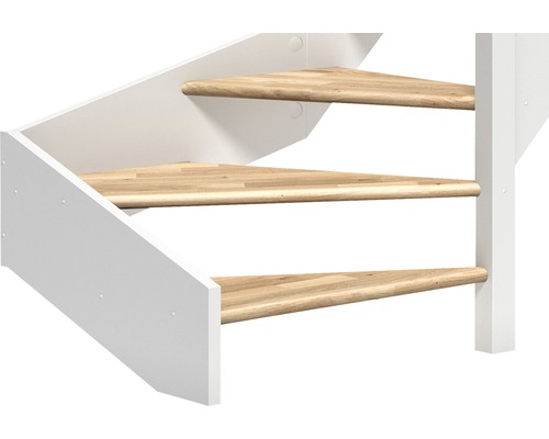 Detailný pohľad na schodisko šetriace miesto s drevenými stupňami a bielym zábradlím