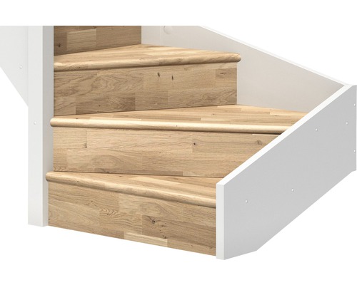 Detailný pohľad na tri drevené schody s bielym schodiskovým zábradlím.