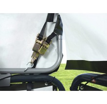 Detailný pohľad na príves s upínacími popruhmi na zabezpečenie nákladu