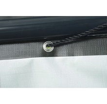 Detailný pohľad na plachtu s očkom a lanovým upevnením