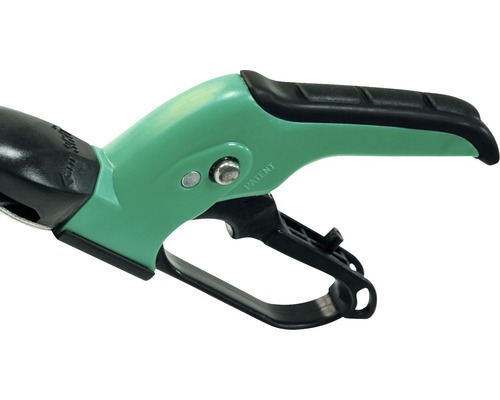 Detailný pohľad na nožnice na konáre s plastovou rukoväťou