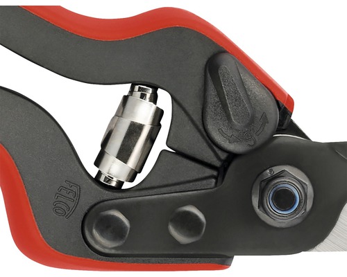 Detailný pohľad na záhradné nožnice s pružinovým mechanizmom a nastavovacím zariadením.