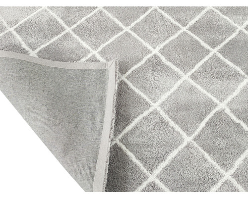 Sivý koberec s kosoštvorcovým vzorom