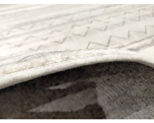 Detailný pohľad na koberec so vzorom