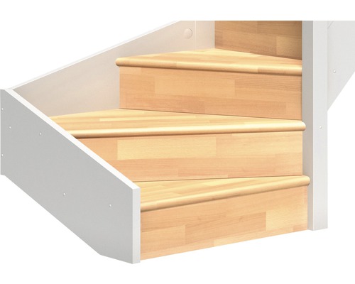 Detail schodiska s drevenými stupňami a bielym zábradlím