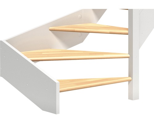 Detailný záber na priestorovo úsporné schodisko s drevenými schodmi a bielym zábradlím.