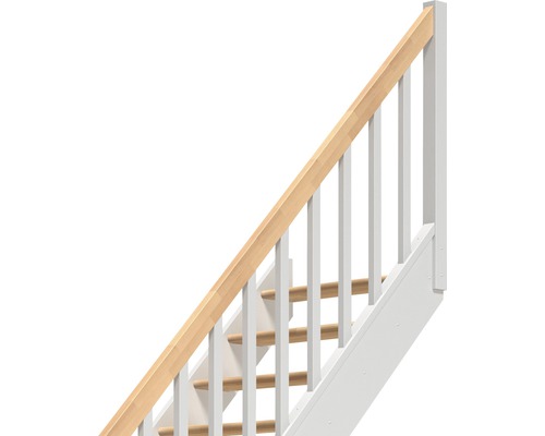 Schodisko s dreveným madlom a bielymi stĺpikmi zábradlia